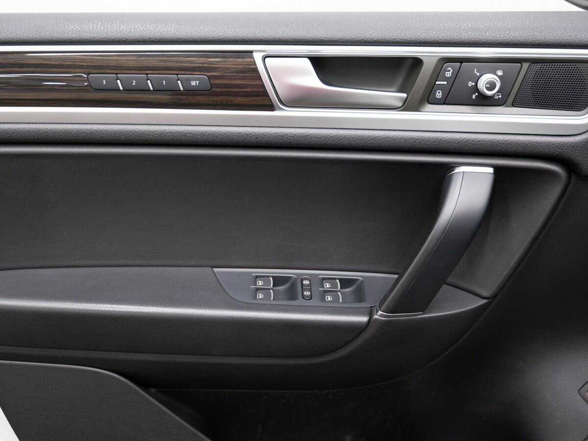 Volkswagen Touareg с пробегом — 2015 год. Фото: #14