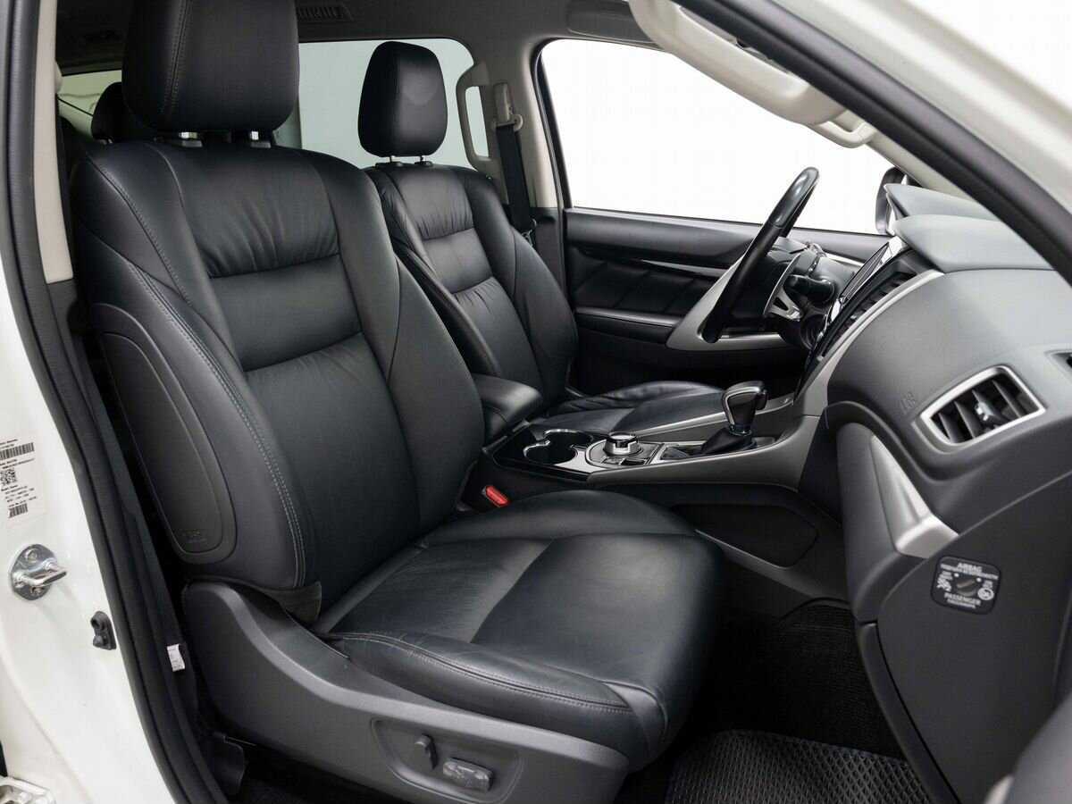 Mitsubishi Pajero Sport с пробегом — 2017 год. Фото: #11