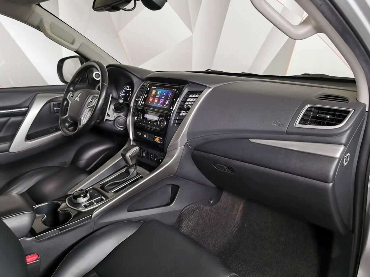 Mitsubishi Pajero Sport с пробегом — 2017 год. Фото: #8
