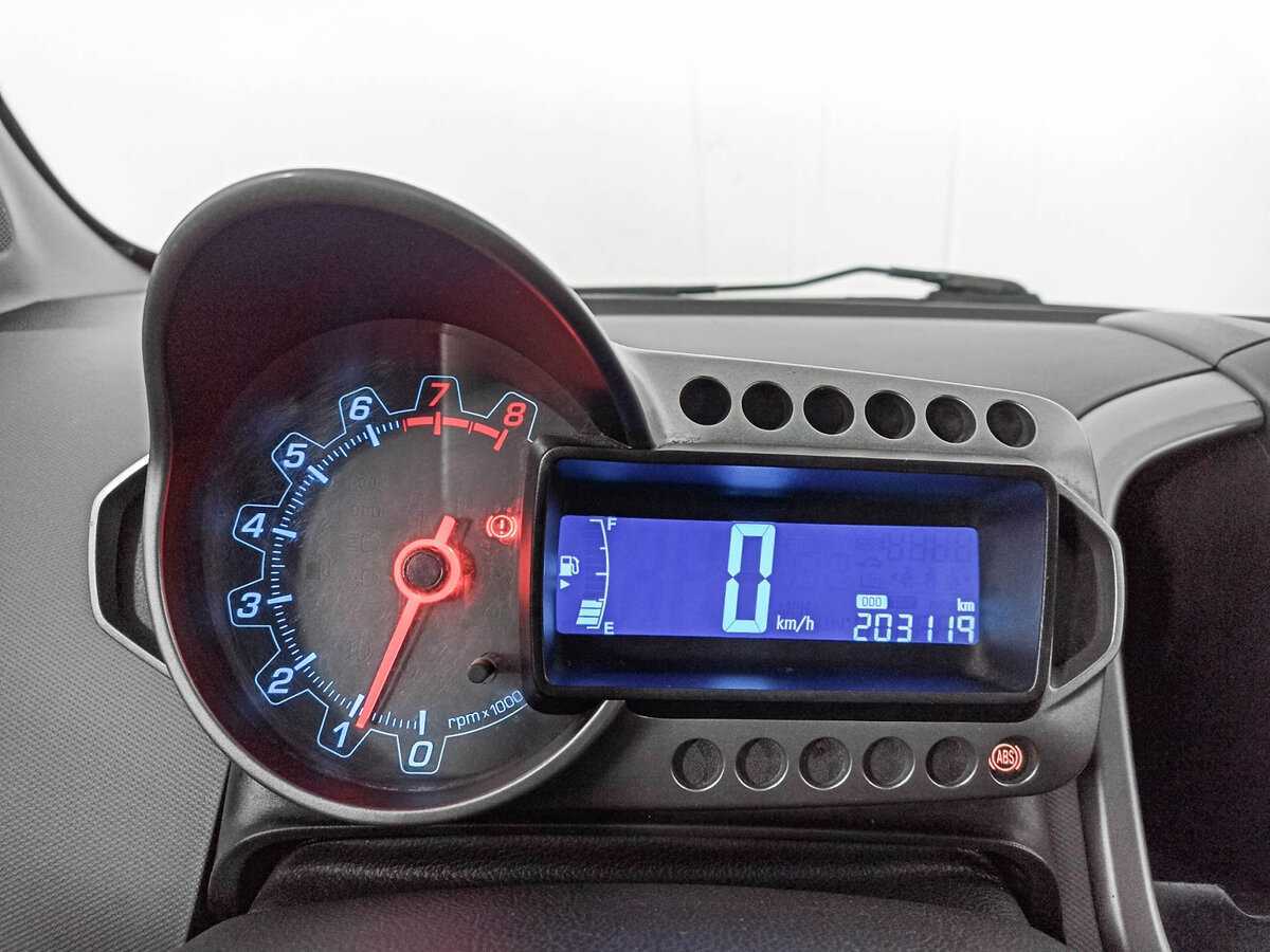 Chevrolet Aveo с пробегом — 2012 год. Фото: #10