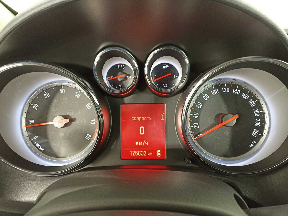 Opel Astra с пробегом — 2013 год. Фото: #10