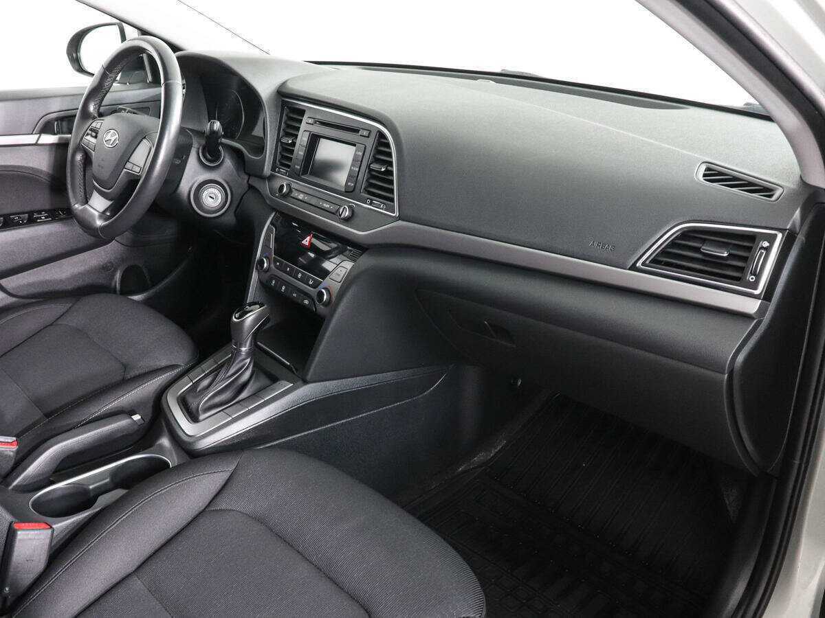 Hyundai Elantra с пробегом — 2017 год. Фото: #9