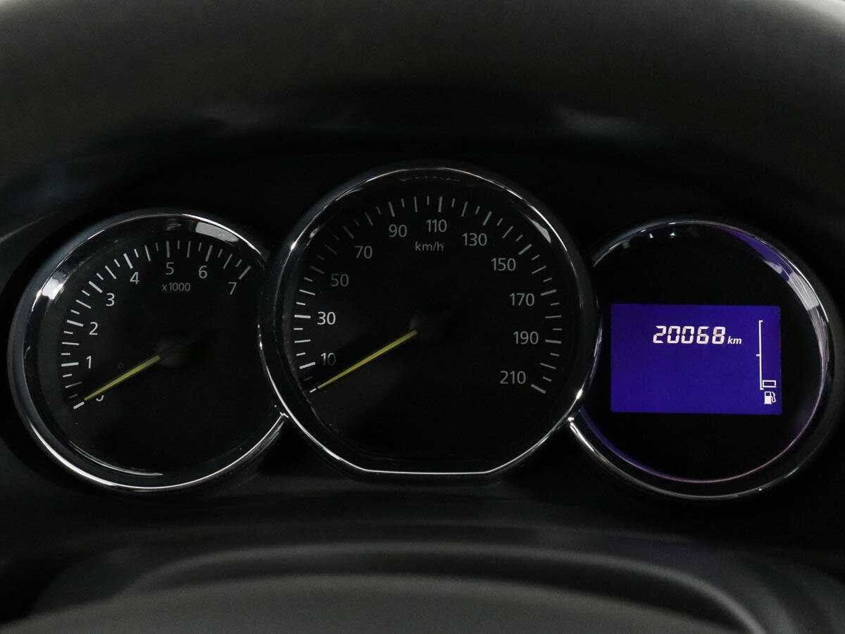 Renault Sandero с пробегом — 2015 год. Фото: #11