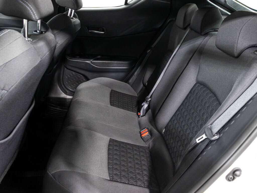 Toyota C-HR с пробегом — 2020 год. Фото: #9