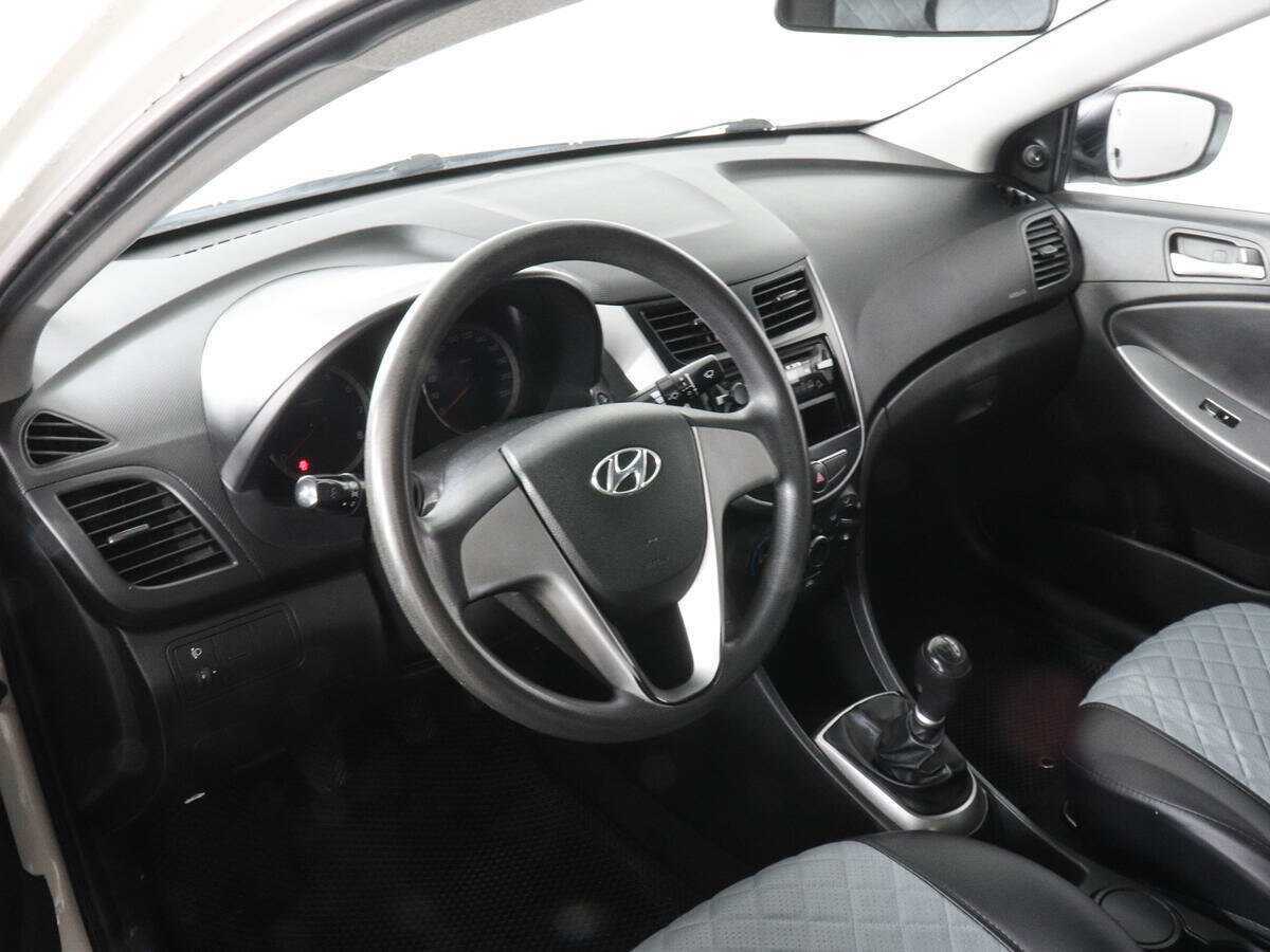 Hyundai Solaris с пробегом — 2015 год. Фото: #8