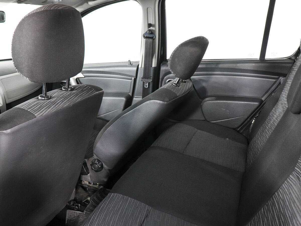 Renault Sandero с пробегом — 2012 год. Фото: #6