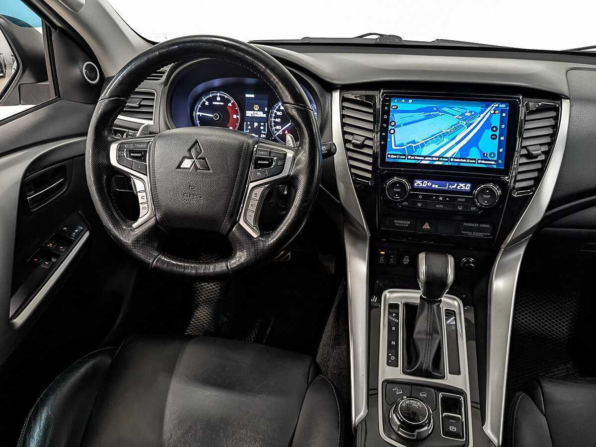 Mitsubishi Pajero Sport с пробегом — 2017 год. Фото: #23