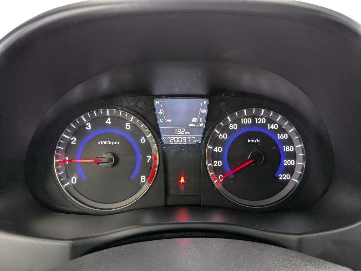 Hyundai Solaris с пробегом — 2013 год. Фото: #13