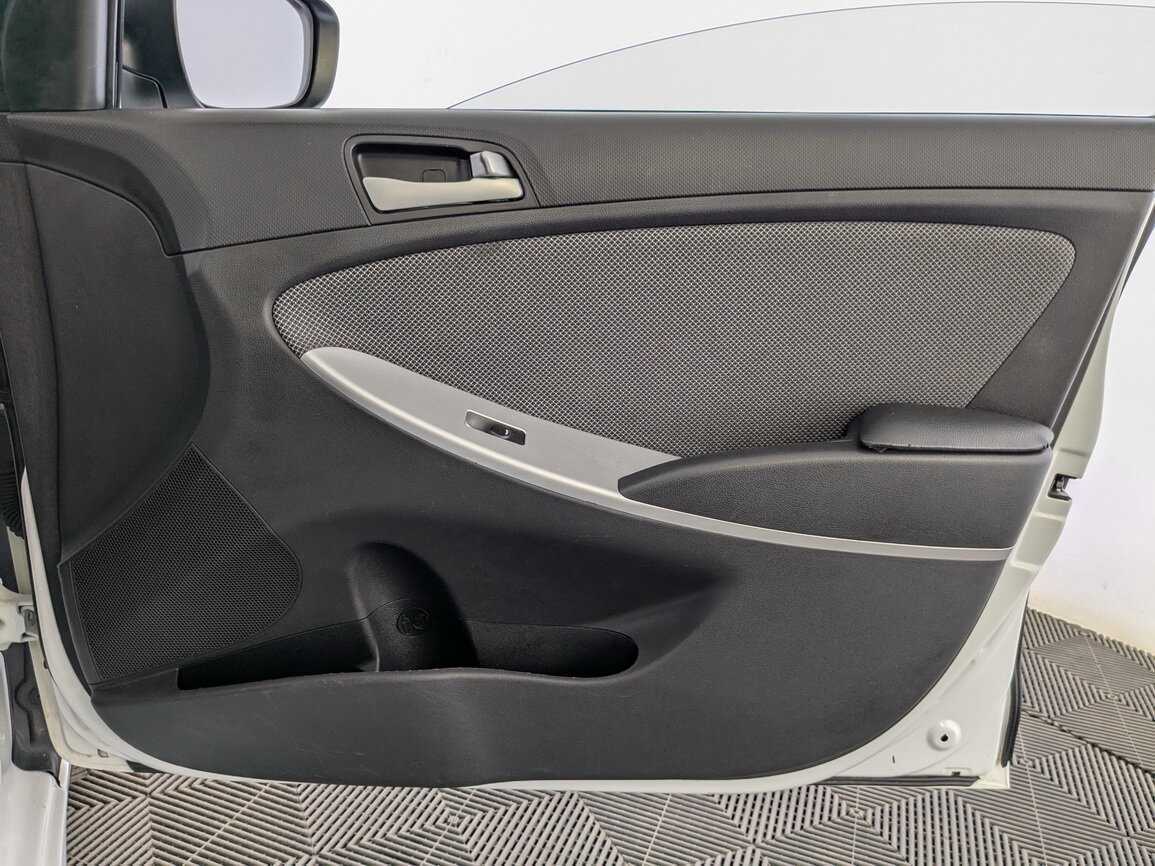 Hyundai Solaris с пробегом — 2013 год. Фото: #18