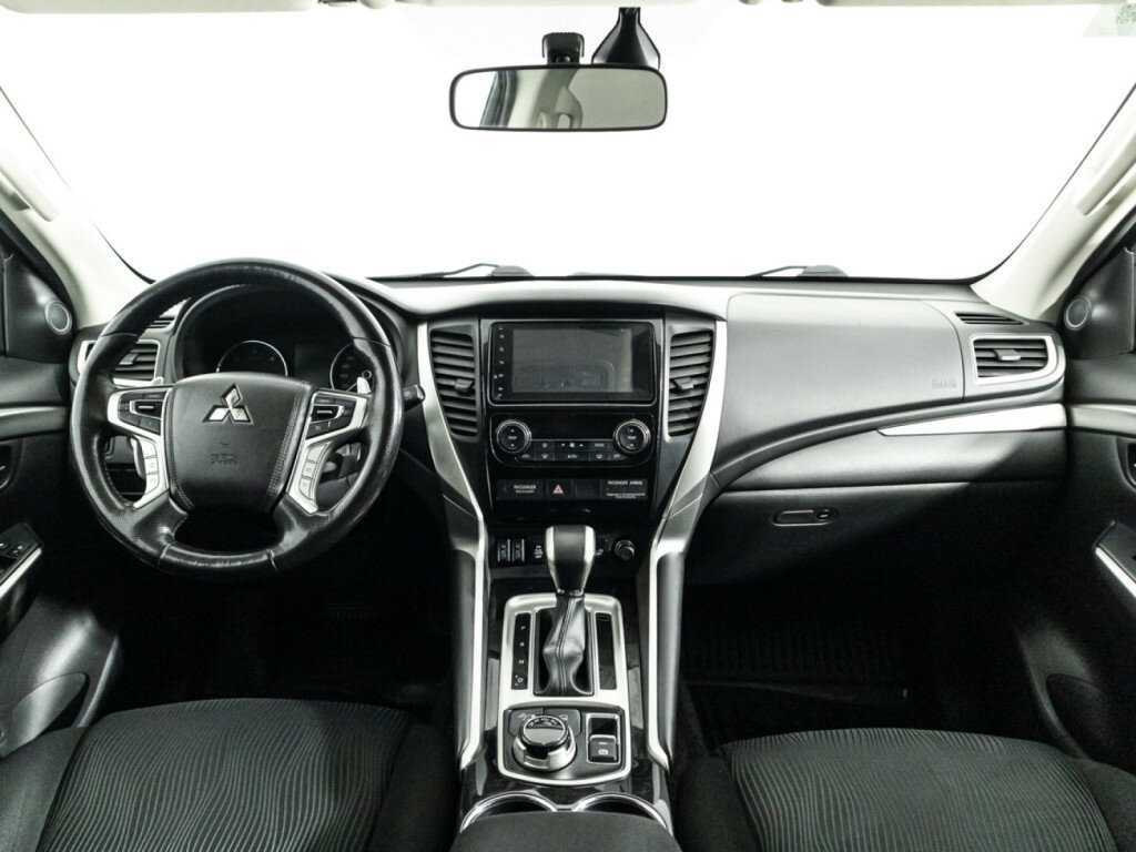 Mitsubishi Pajero Sport с пробегом — 2018 год. Фото: #12
