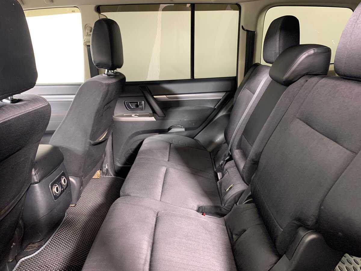 Mitsubishi Pajero с пробегом — 2015 год. Фото: #18