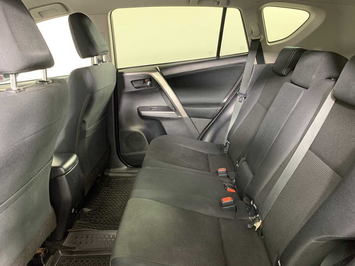 Toyota RAV4 с пробегом — 2018 год. Фото: #18