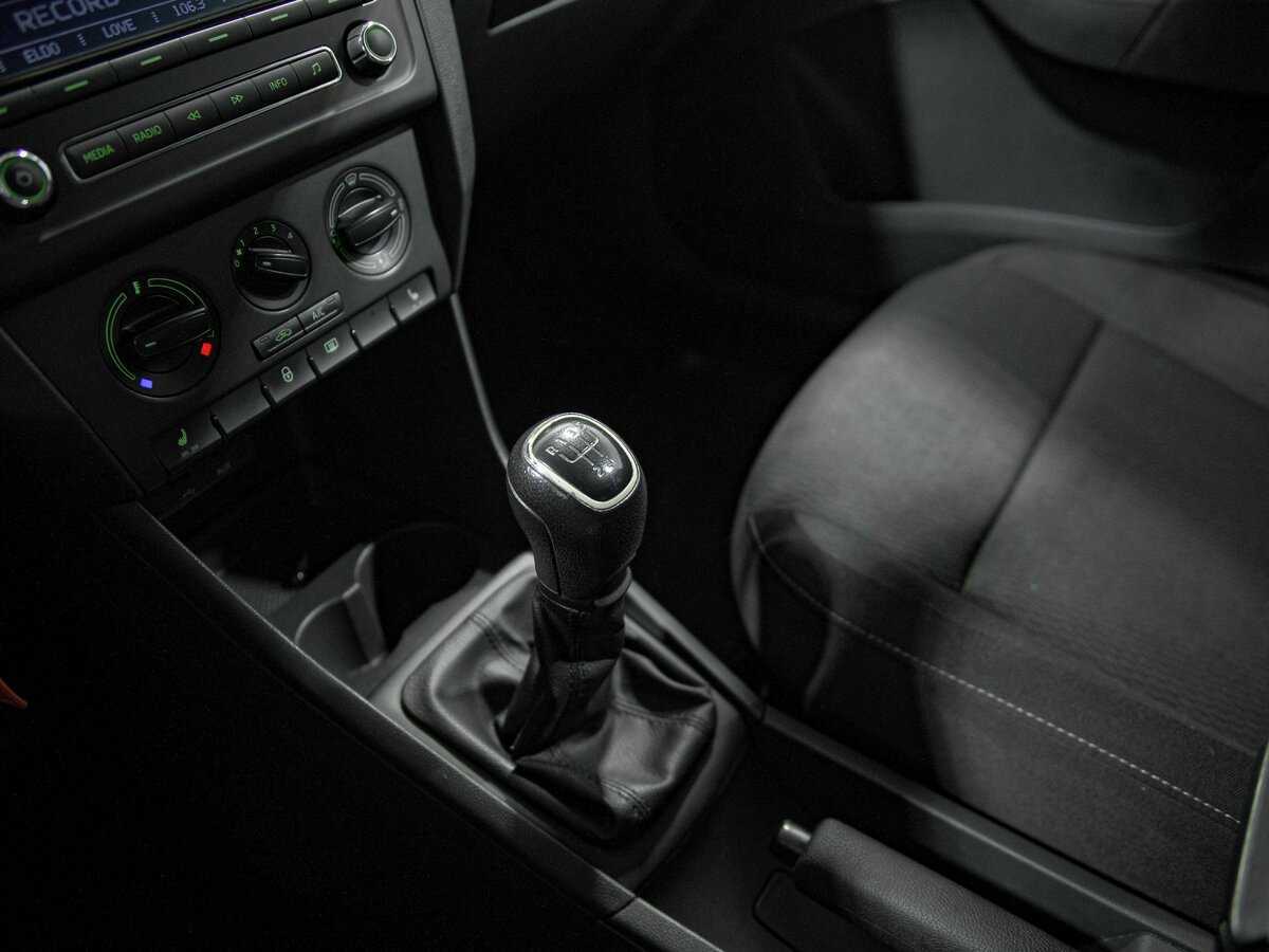 Skoda Rapid с пробегом — 2015 год. Фото: #9