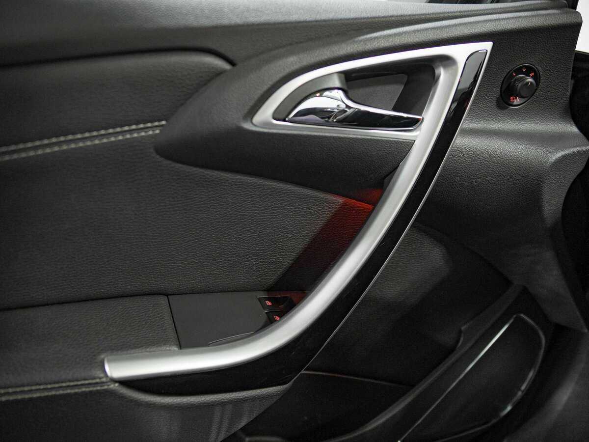 Opel Astra с пробегом — 2012 год. Фото: #11