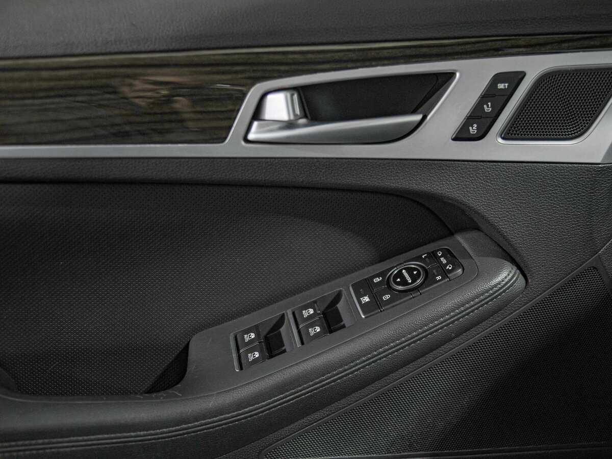 Hyundai Genesis с пробегом — 2014 год. Фото: #16