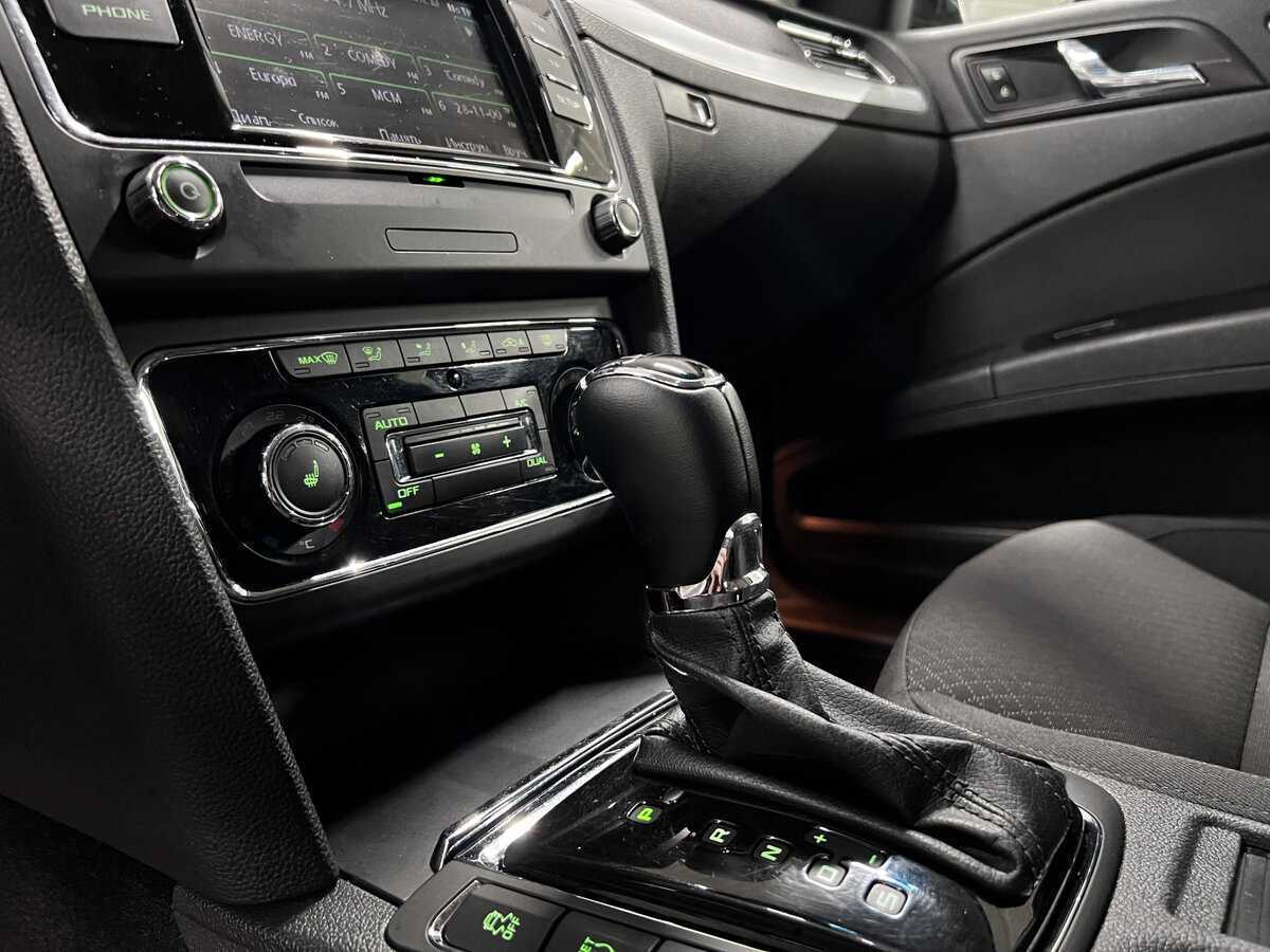 Skoda Superb с пробегом — 2013 год. Фото: #18