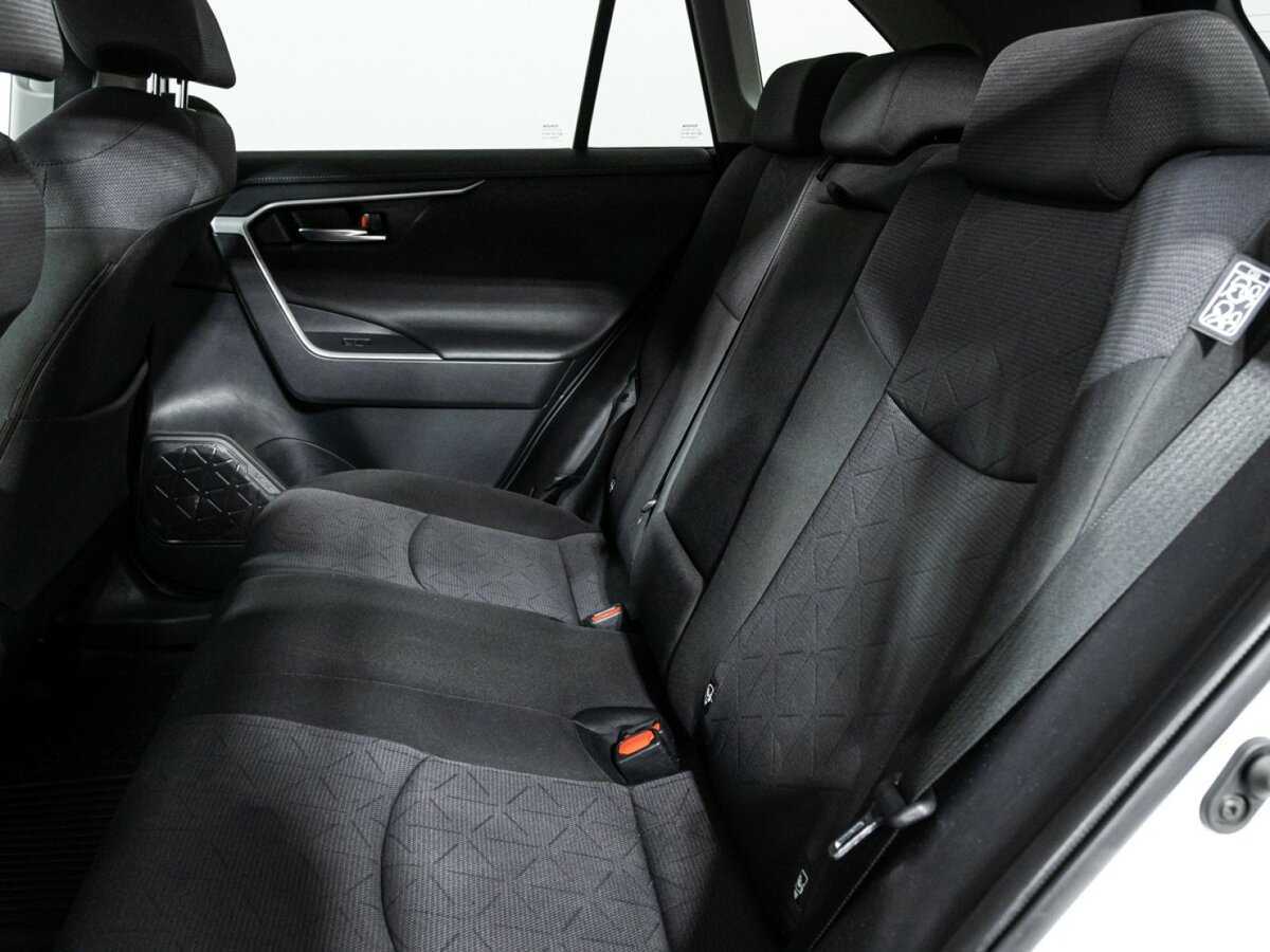Toyota RAV4 с пробегом — 2019 год. Фото: #9