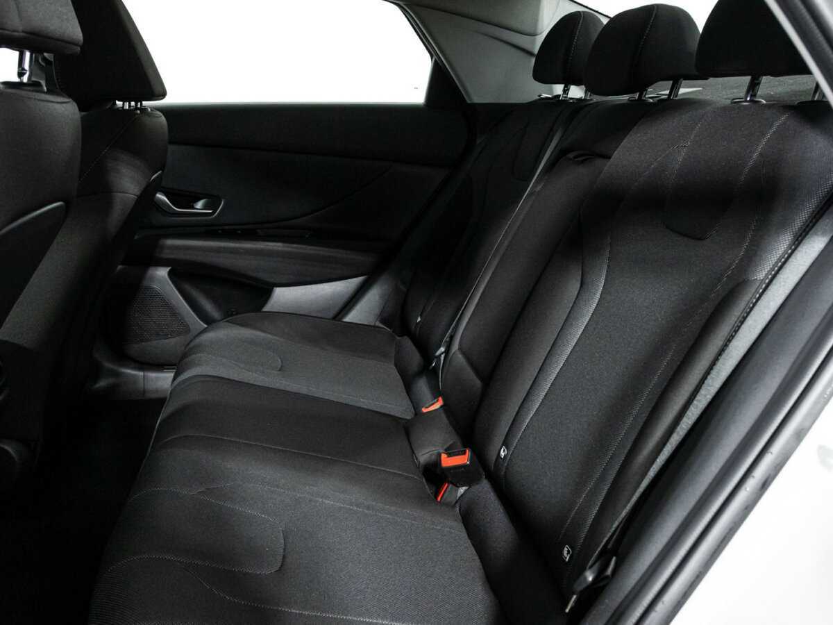 Hyundai Elantra с пробегом — 2023 год. Фото: #9