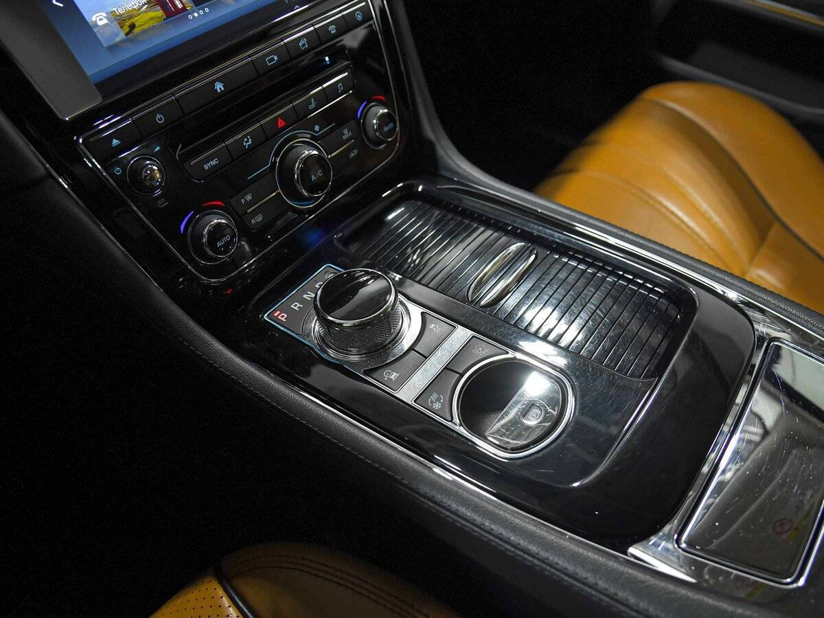 Jaguar XJ с пробегом — 2016 год. Фото: #13