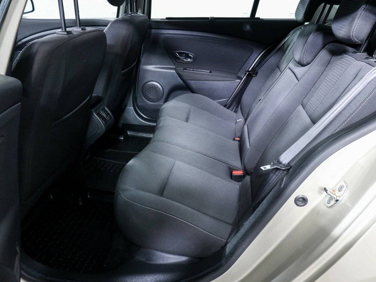 Renault Fluence с пробегом — 2012 год. Фото: #7