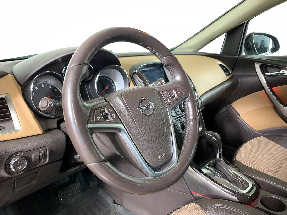 Opel Astra с пробегом — 2013 год. Фото: #9