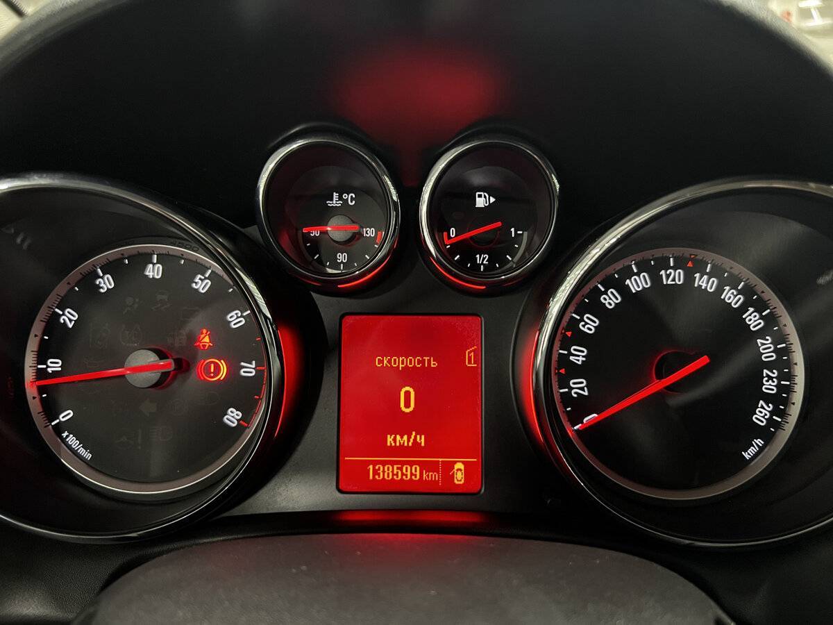 Opel Astra с пробегом — 2013 год. Фото: #12