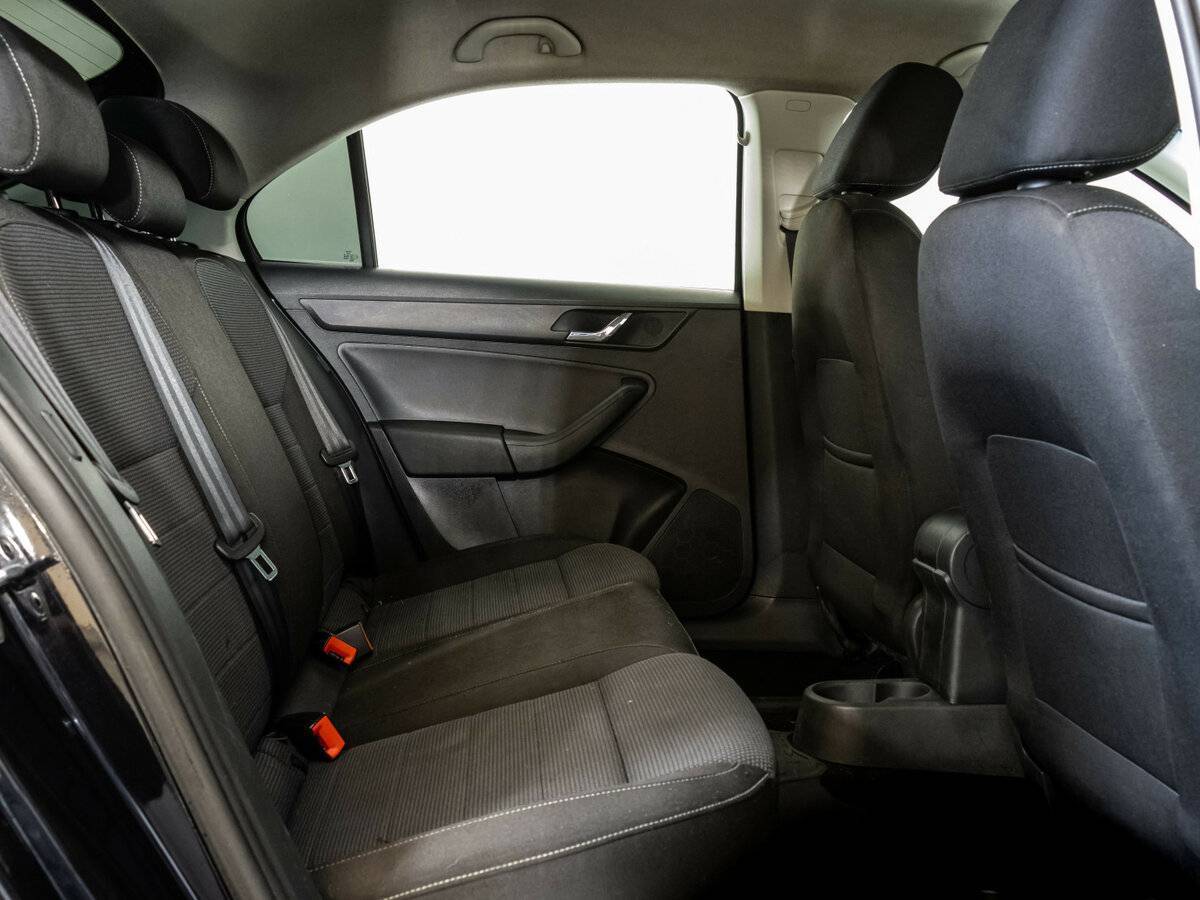 Skoda Rapid с пробегом — 2015 год. Фото: #13