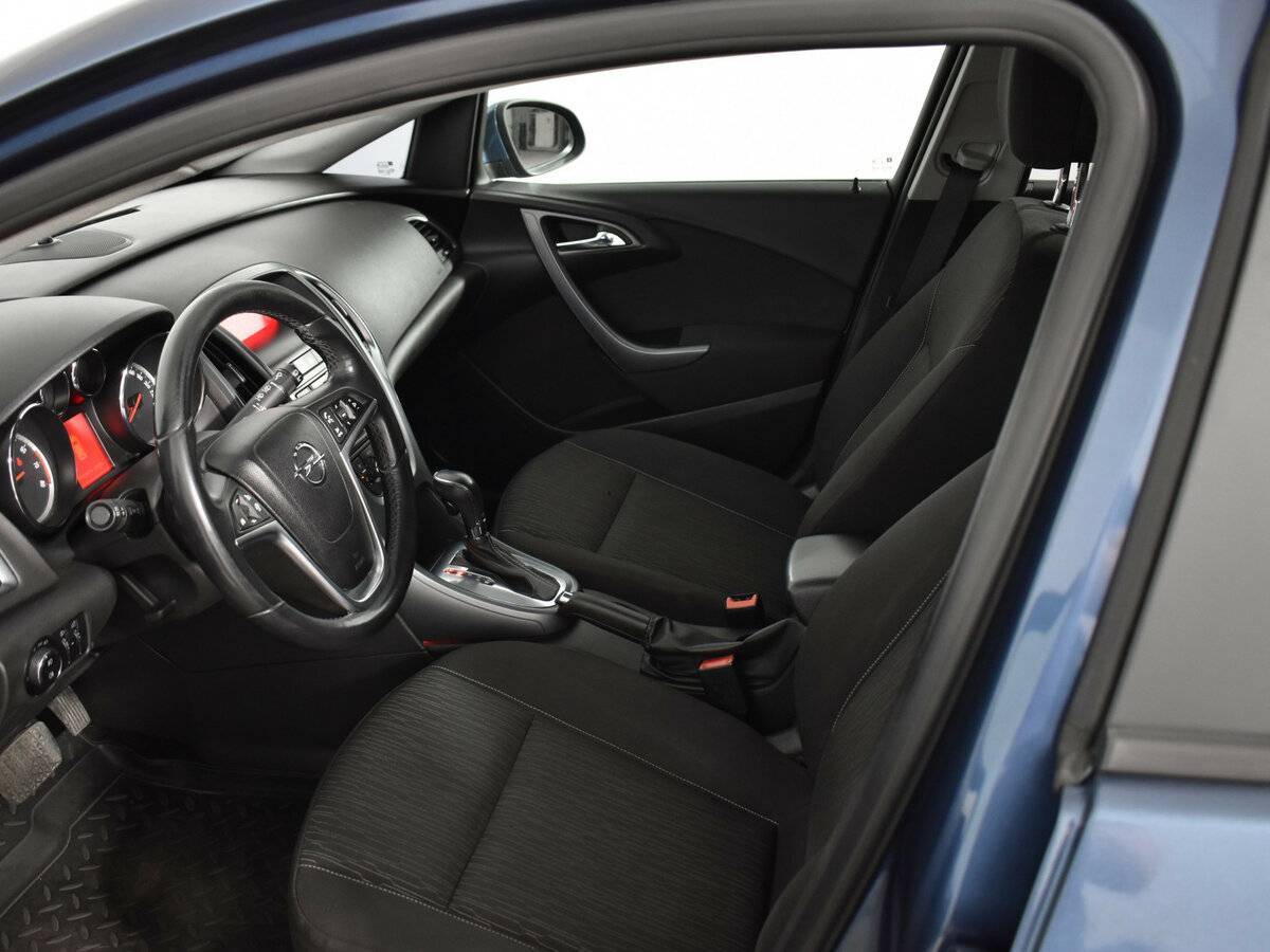 Opel Astra с пробегом — 2012 год. Фото: #8