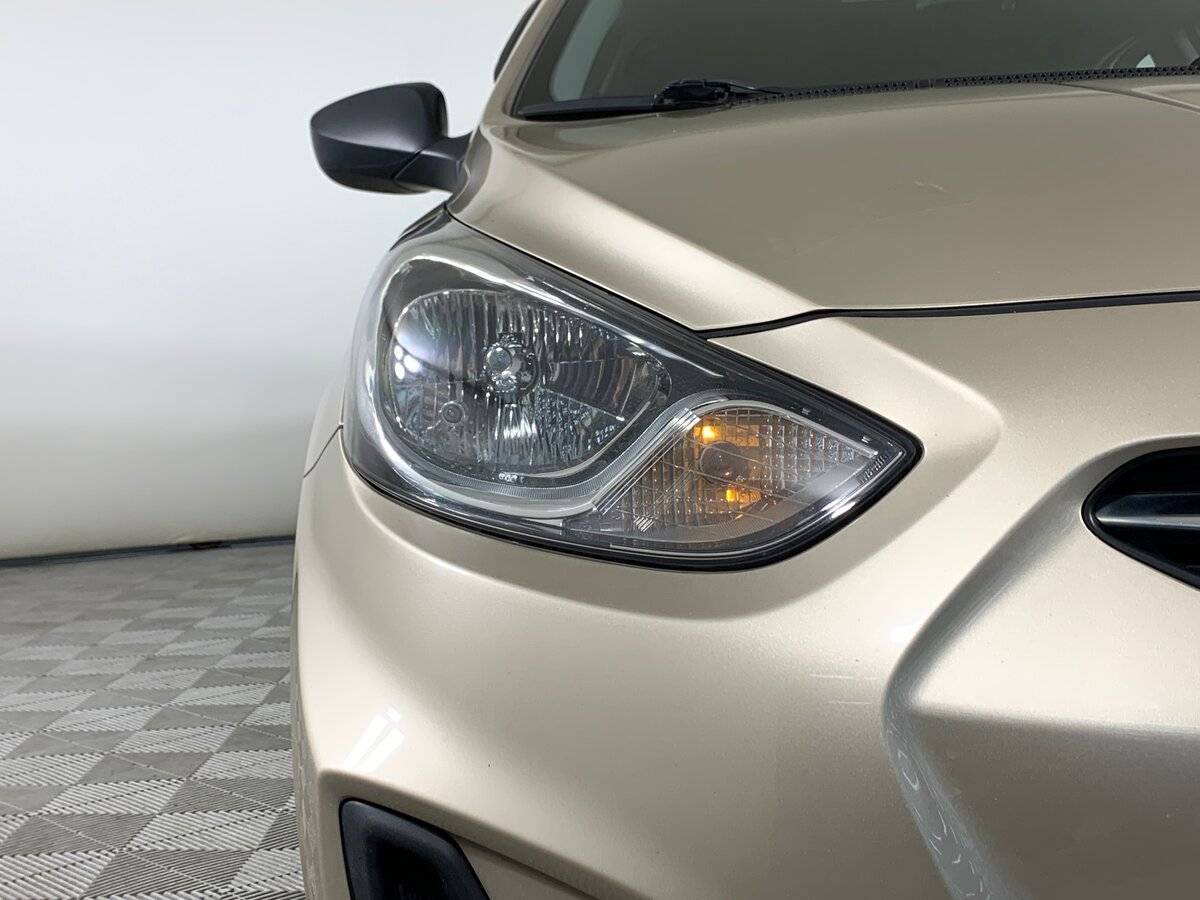 Hyundai Solaris с пробегом — 2012 год. Фото: #9