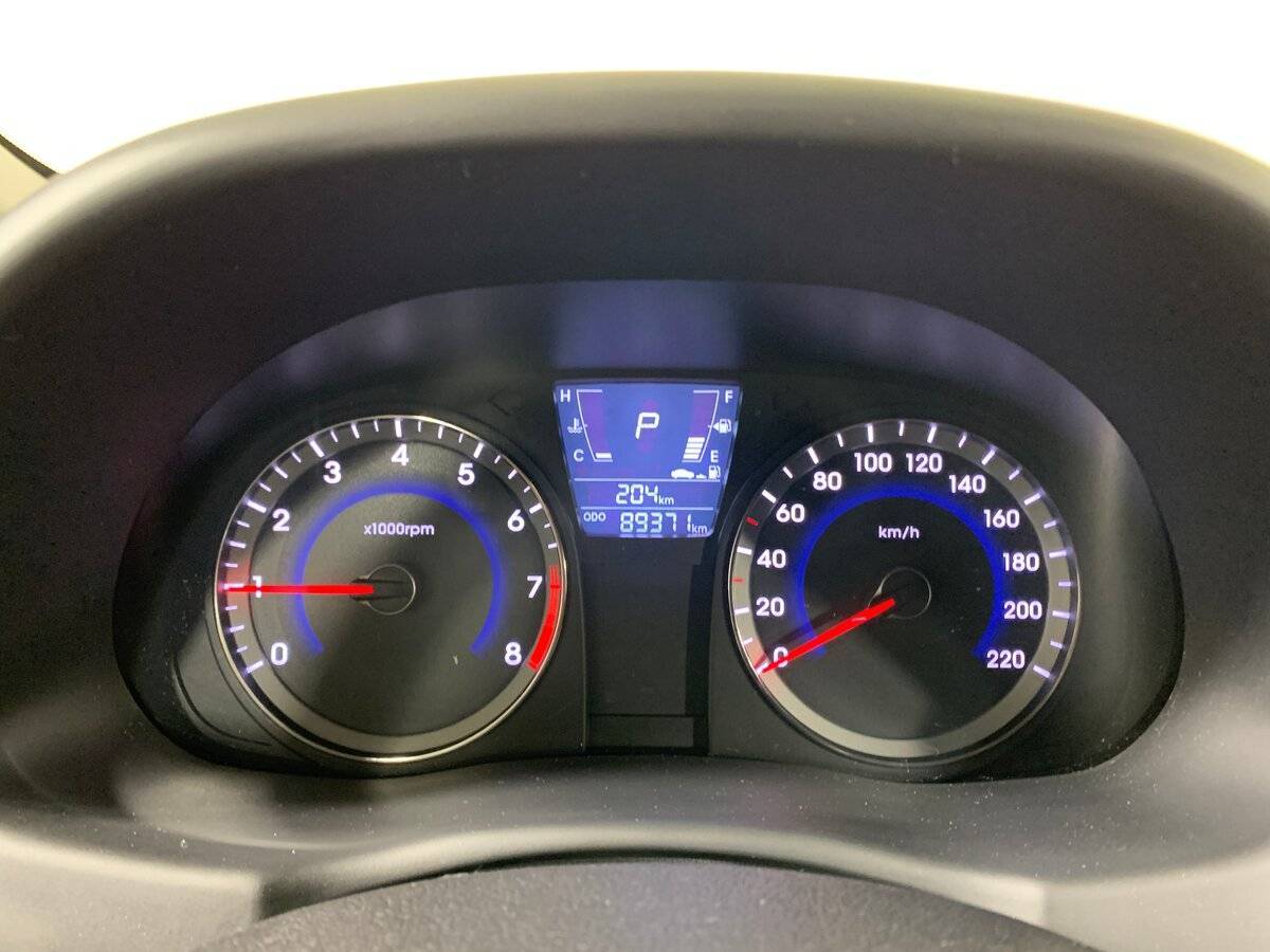 Hyundai Solaris с пробегом — 2012 год. Фото: #13