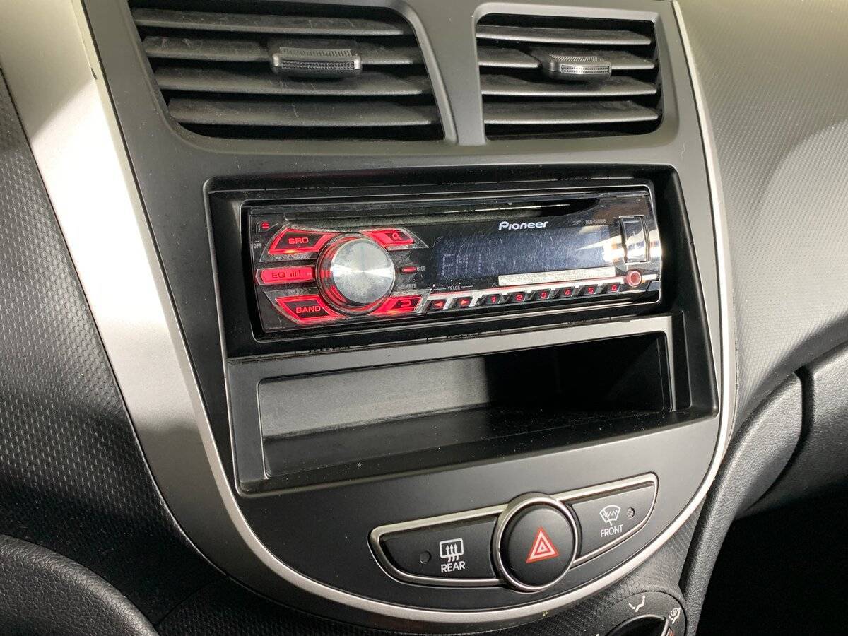 Hyundai Solaris с пробегом — 2012 год. Фото: #14