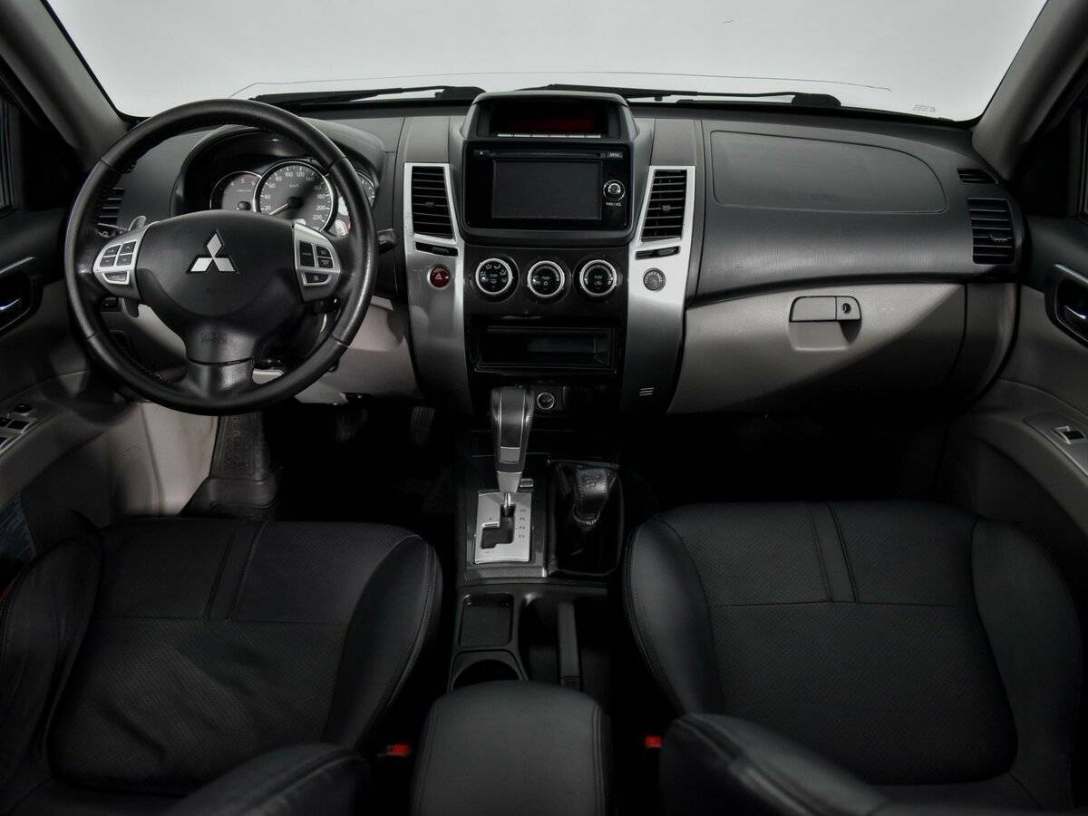 Mitsubishi Pajero Sport с пробегом — 2015 год. Фото: #9
