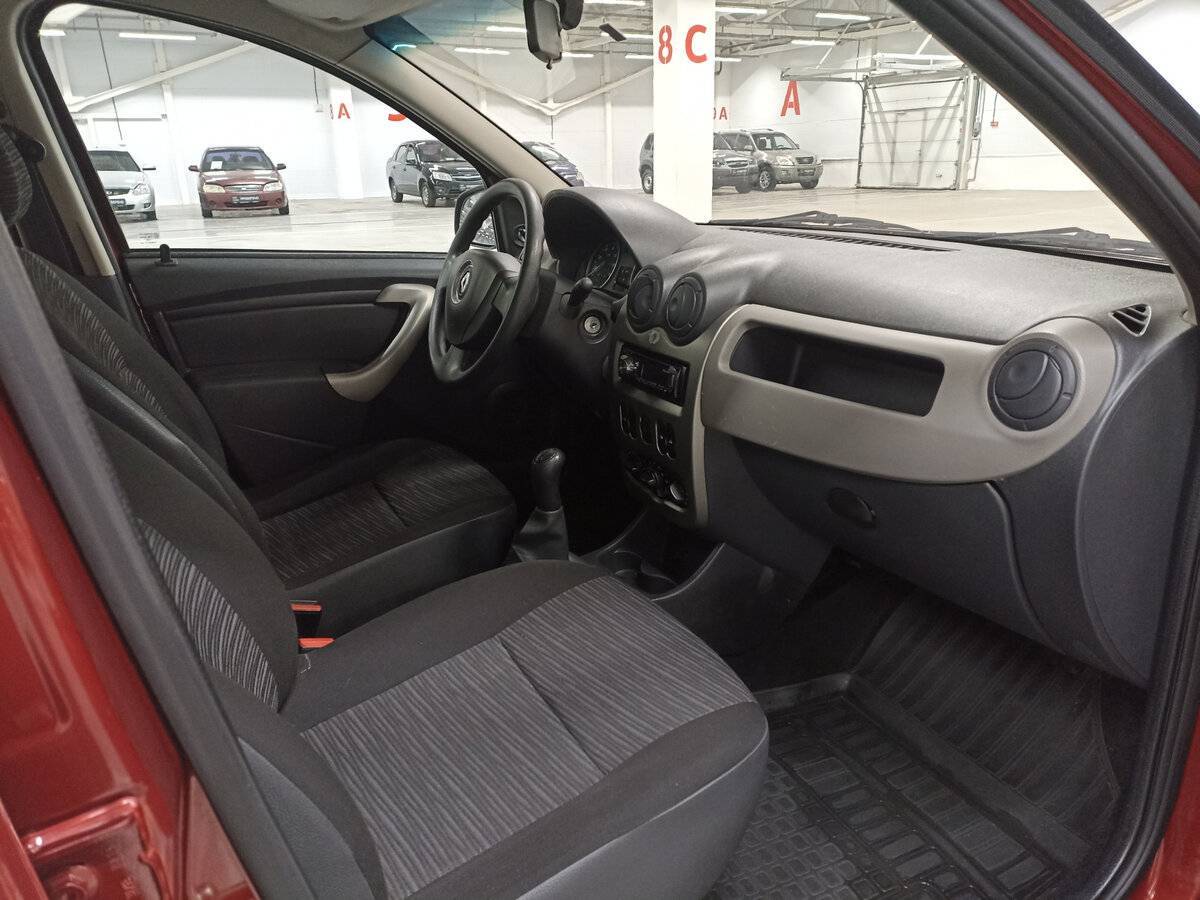 Renault Sandero с пробегом — 2013 год. Фото: #10