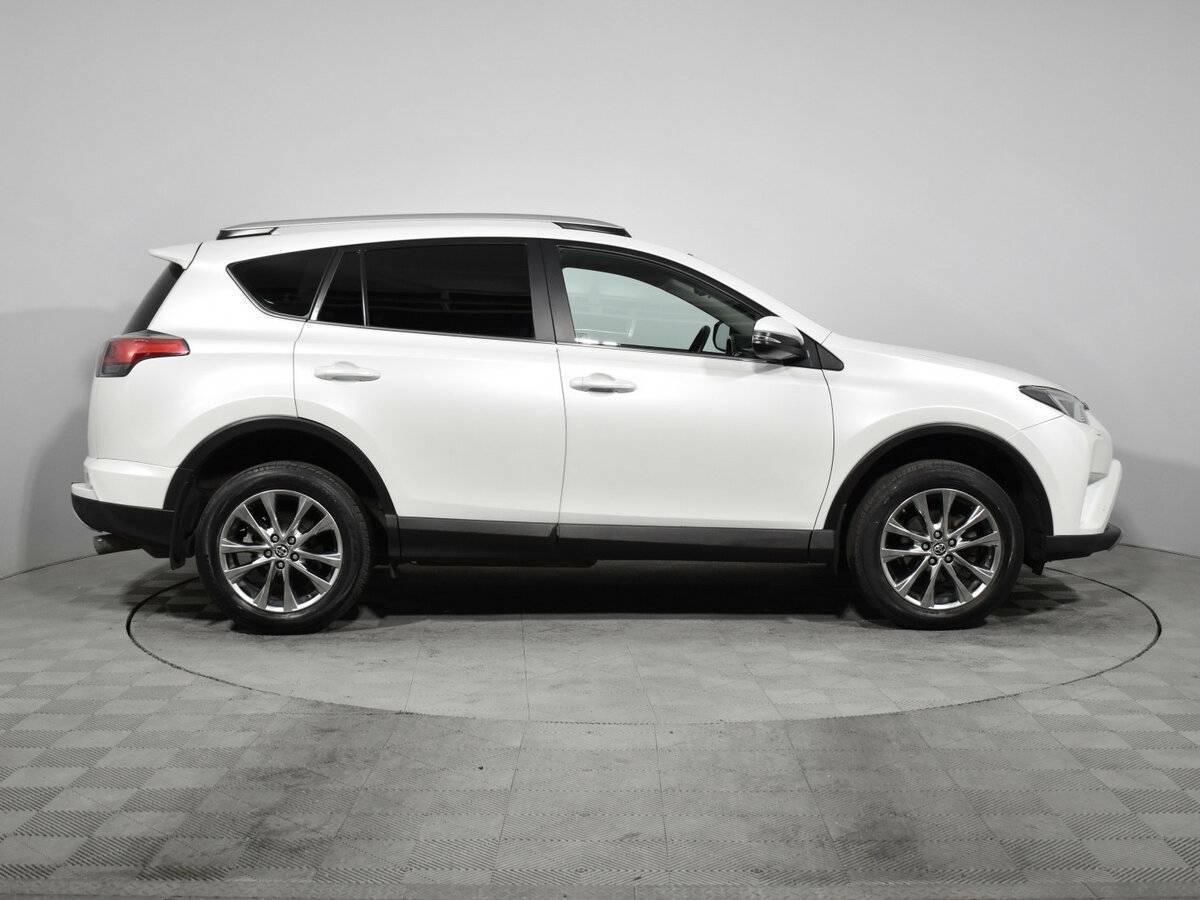 Toyota RAV4 с пробегом — 2018 год. Фото: #3