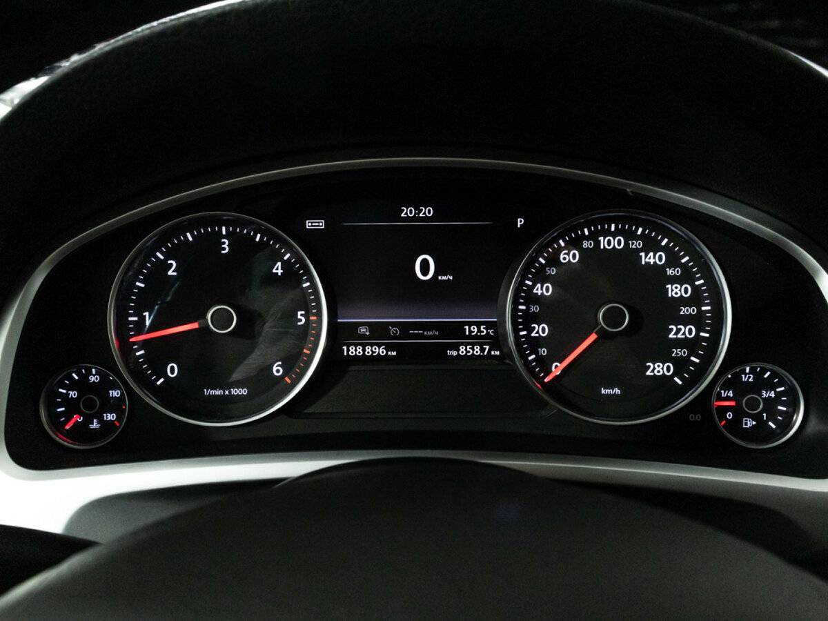 Volkswagen Touareg с пробегом — 2016 год. Фото: #11