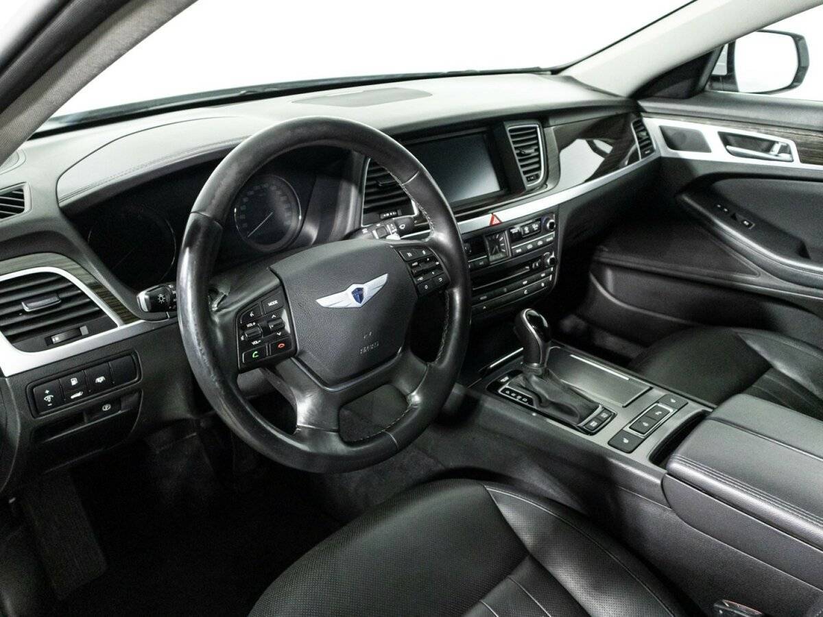Hyundai Genesis с пробегом — 2015 год. Фото: #10