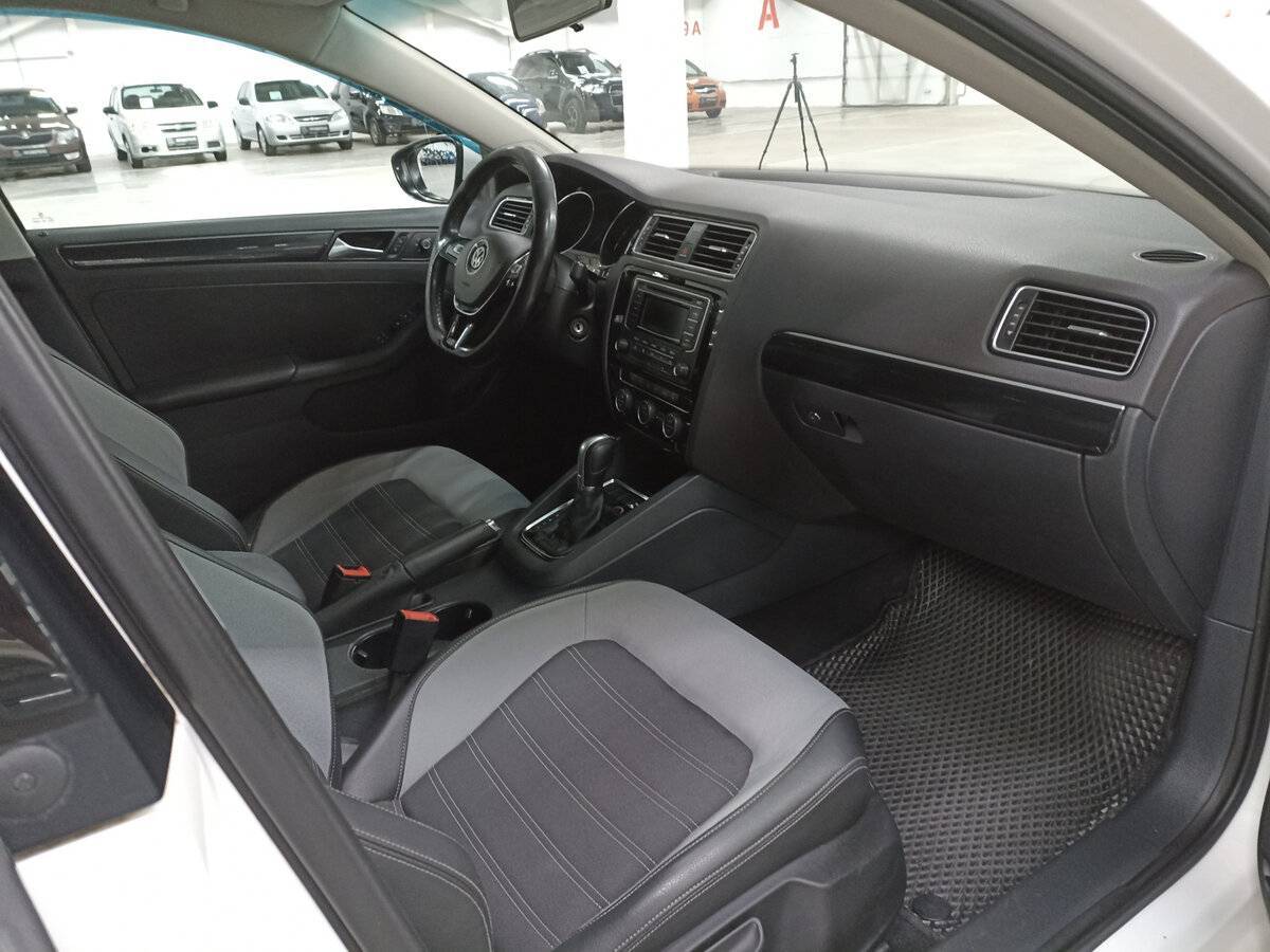 Volkswagen Jetta с пробегом — 2015 год. Фото: #10
