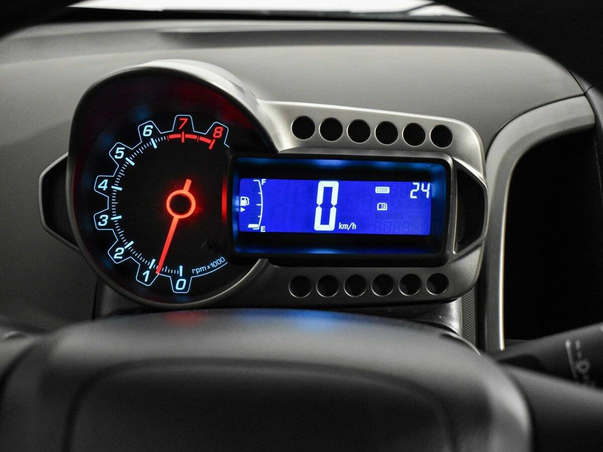 Chevrolet Aveo с пробегом — 2012 год. Фото: #14