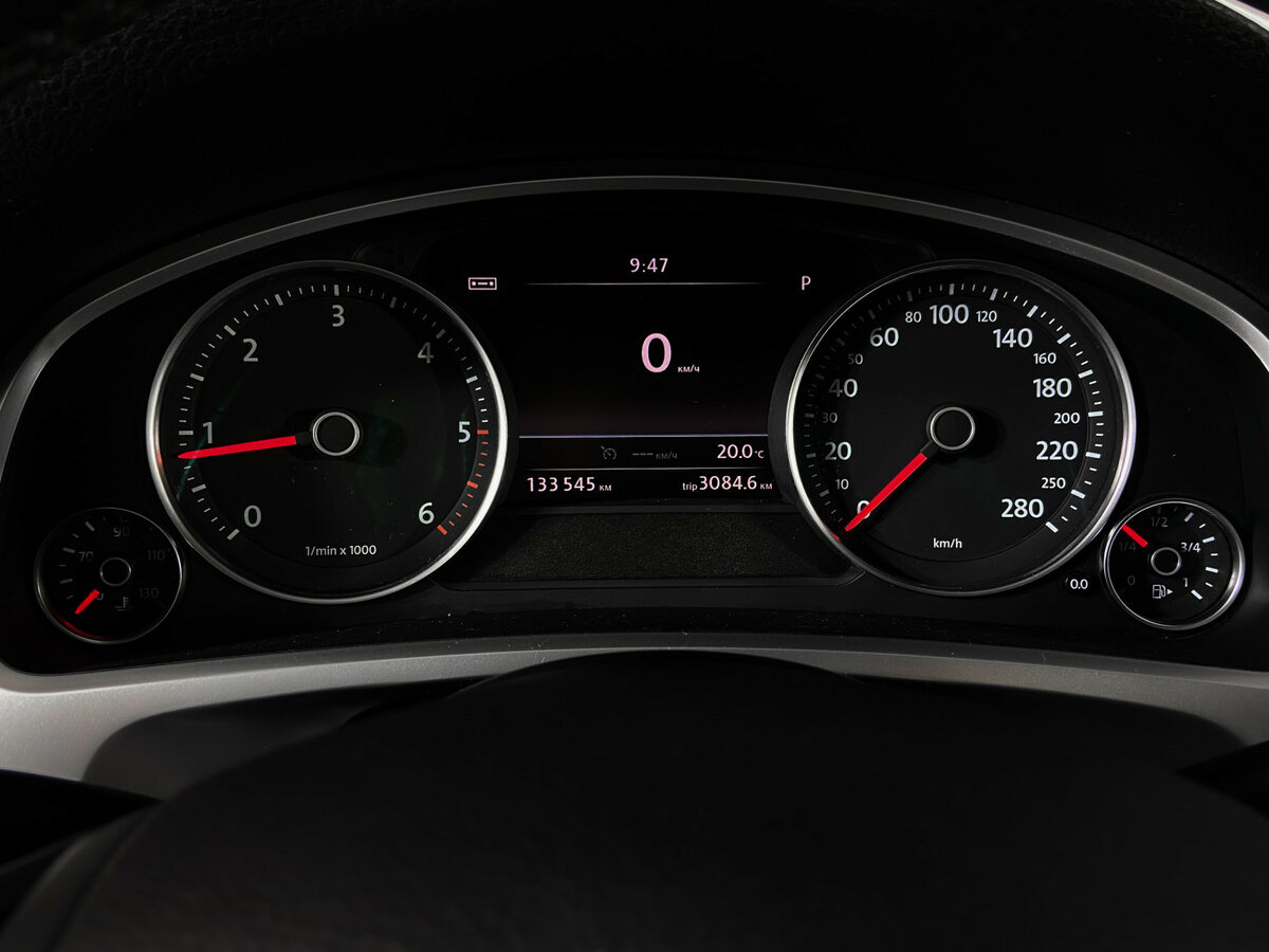 Volkswagen Touareg с пробегом — 2015 год. Фото: #11