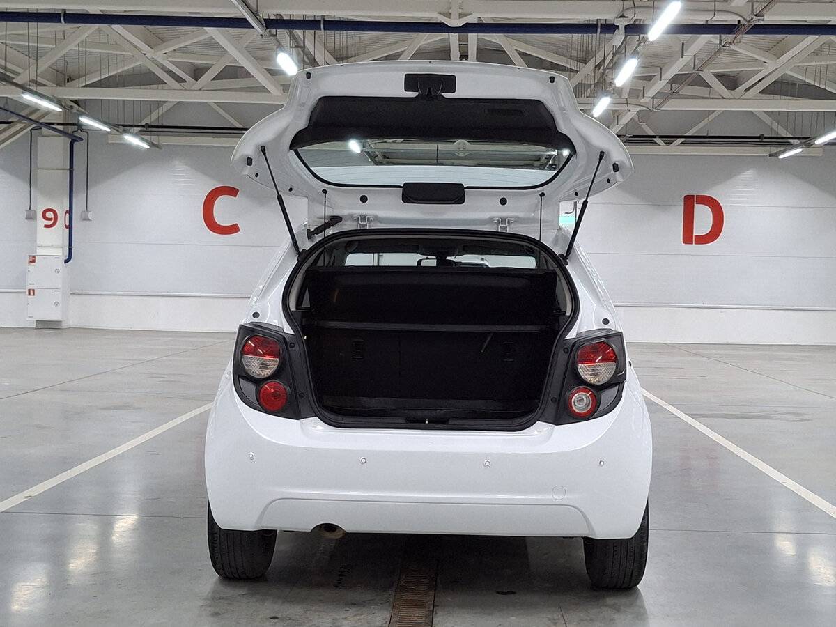 Chevrolet Aveo с пробегом — 2015 год. Фото: #8