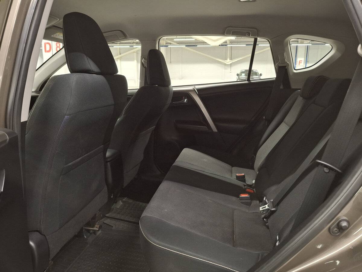 Toyota RAV4 с пробегом — 2015 год. Фото: #10