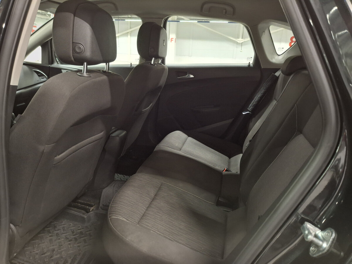 Opel Astra с пробегом — 2013 год. Фото: #11