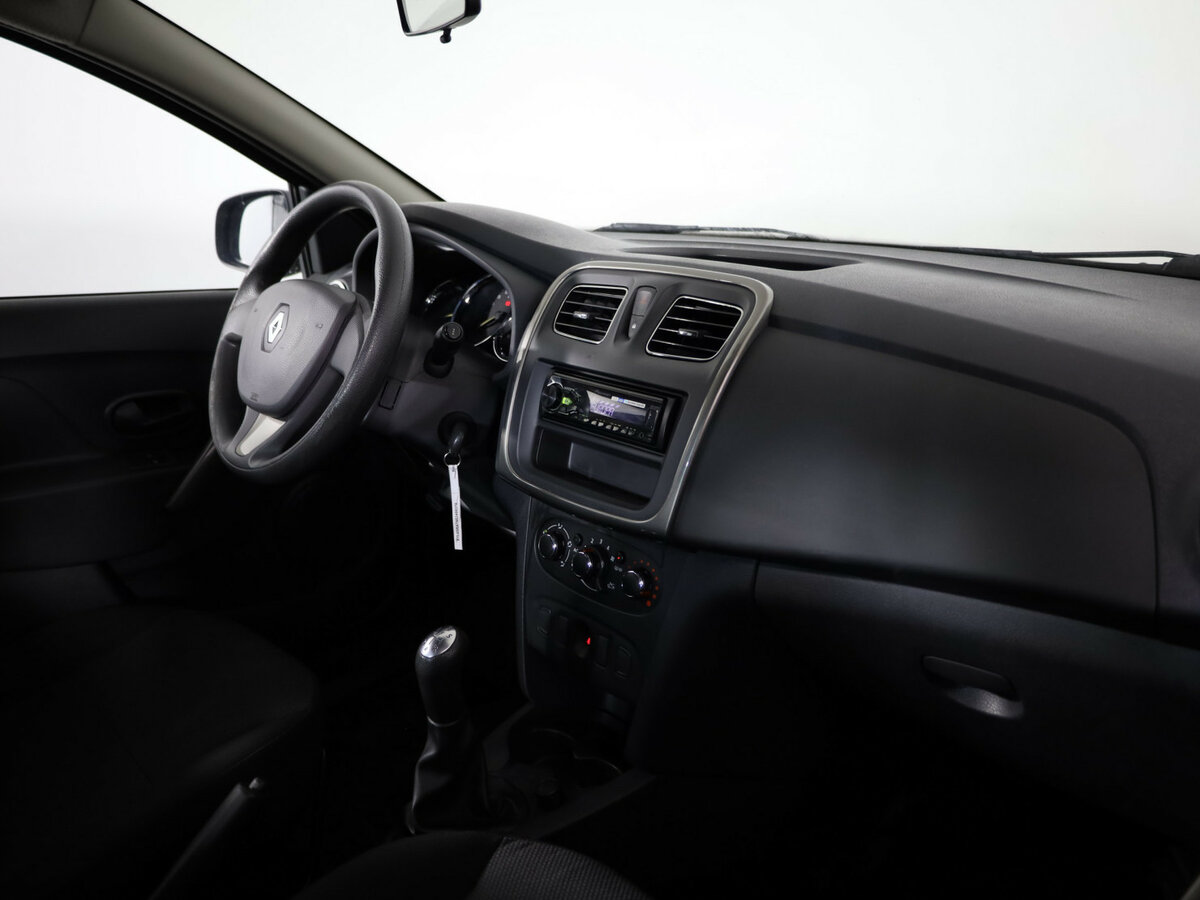 Renault Logan с пробегом — 2015 год. Фото: #10