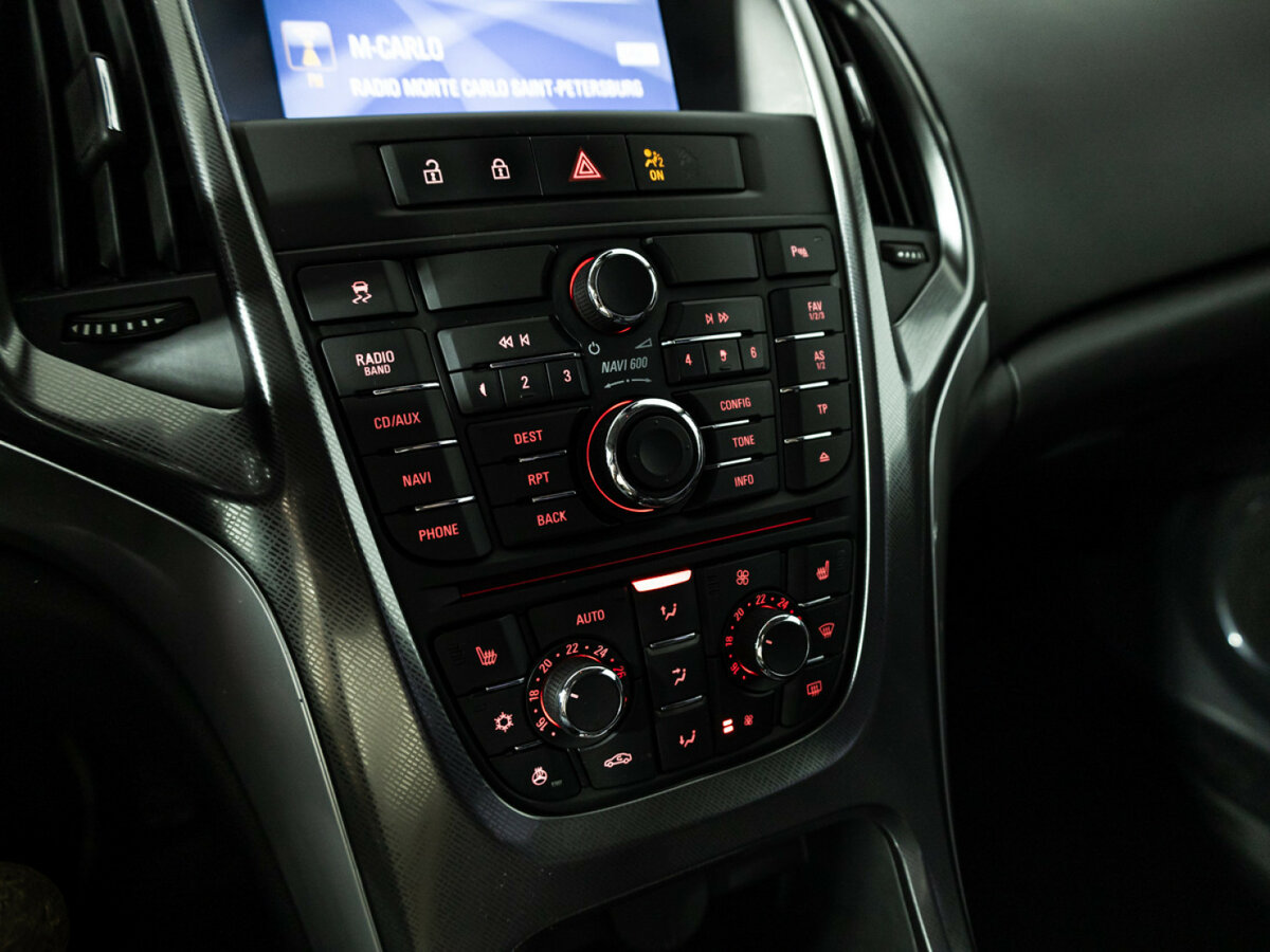 Opel Astra с пробегом — 2012 год. Фото: #16