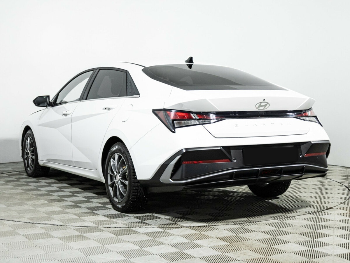 Hyundai Elantra с пробегом — 2023 год. Фото: #6