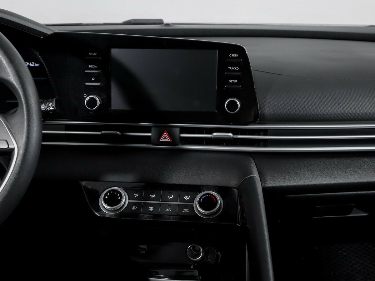 Hyundai Elantra с пробегом — 2023 год. Фото: #12