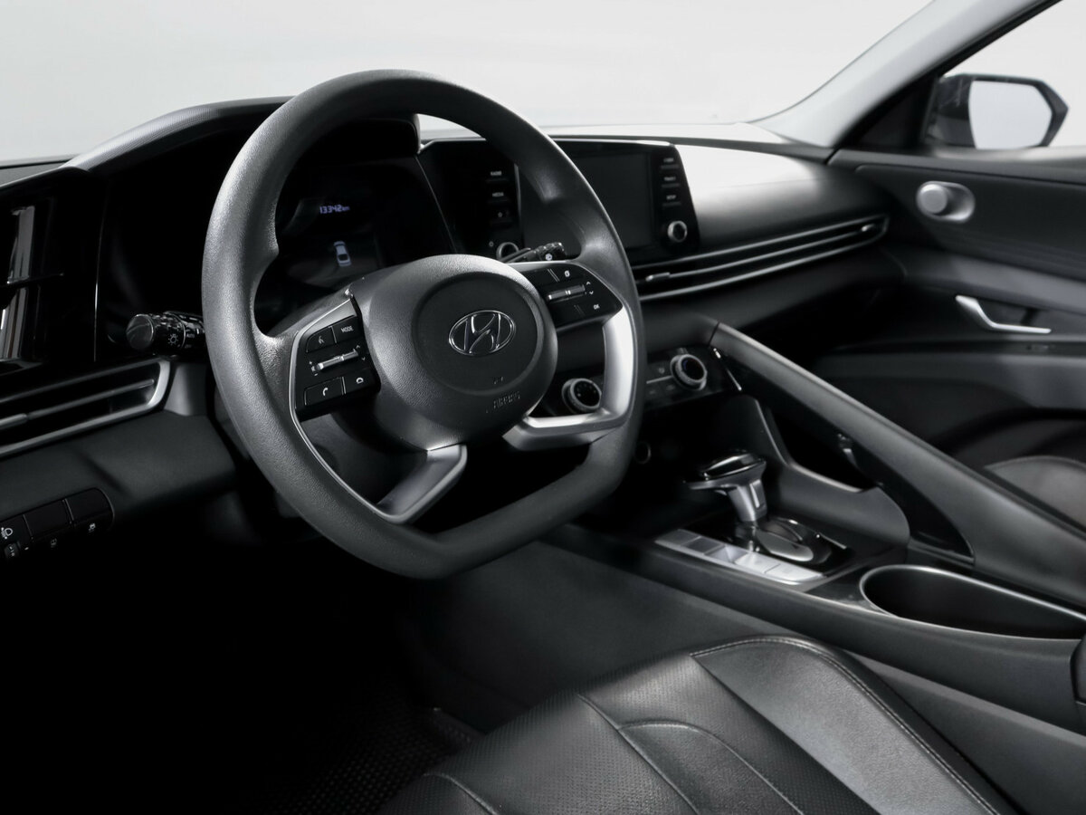 Hyundai Elantra с пробегом — 2023 год. Фото: #13