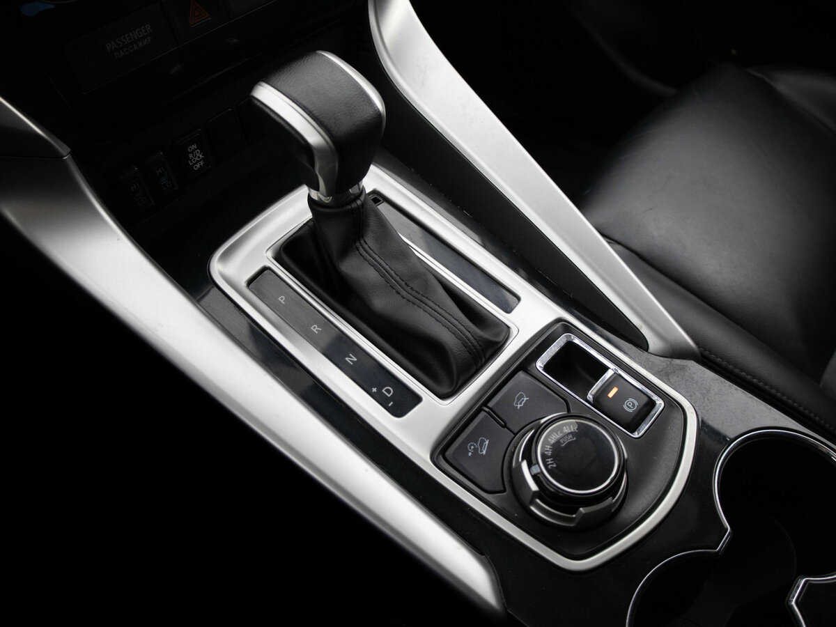 Mitsubishi Pajero Sport с пробегом — 2016 год. Фото: #6