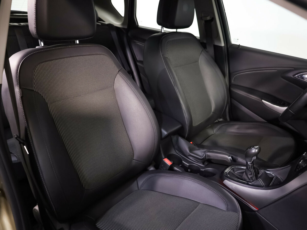 Opel Astra с пробегом — 2012 год. Фото: #15