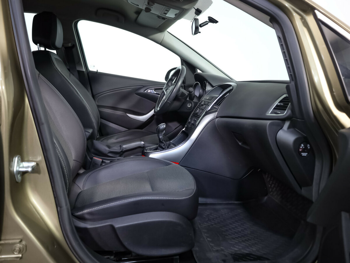 Opel Astra с пробегом — 2012 год. Фото: #16